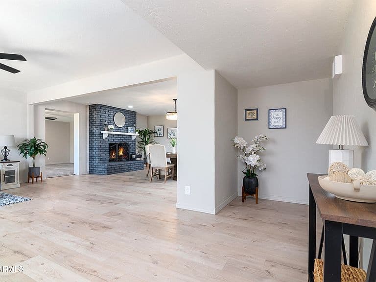 985 E SAGUARO Drive photo 2