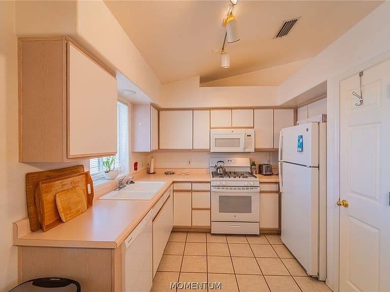 3135 N Stewart Street photo 4
