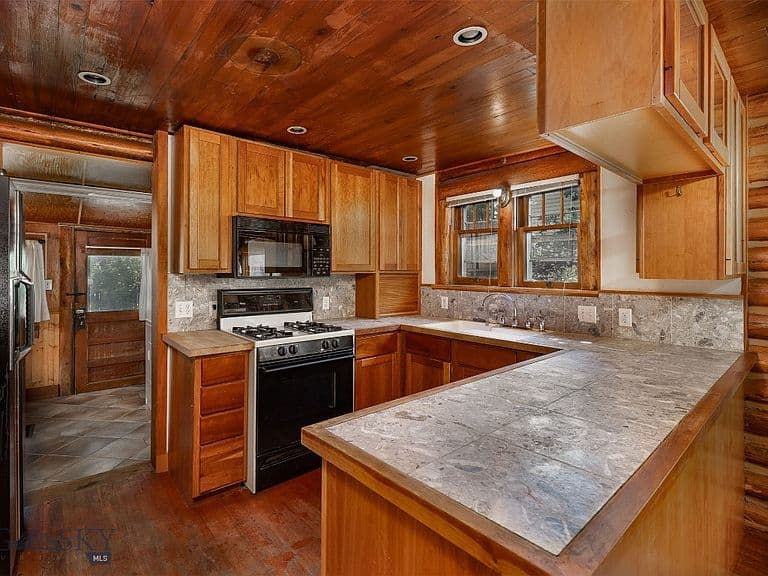323 S G St photo 5