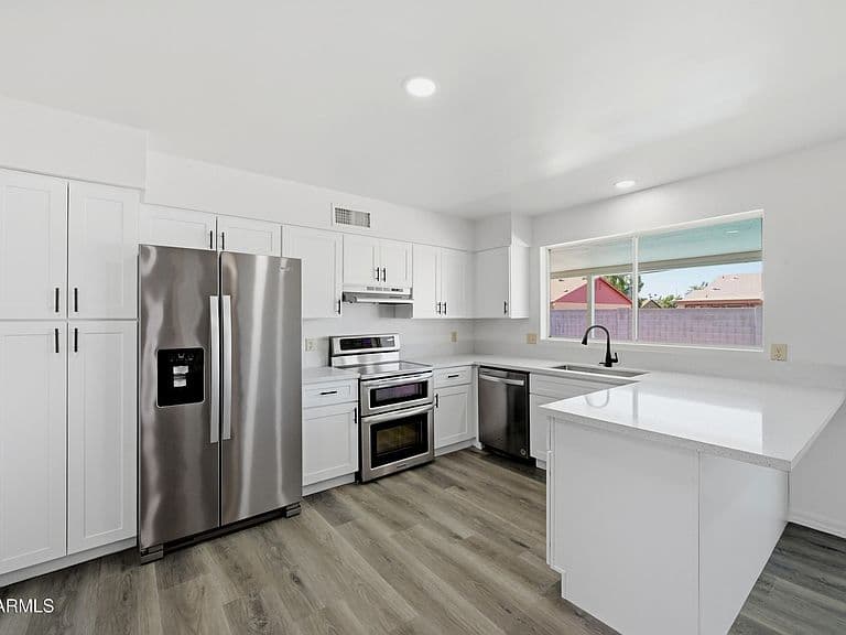 3537 W CHARLESTON Avenue photo 2
