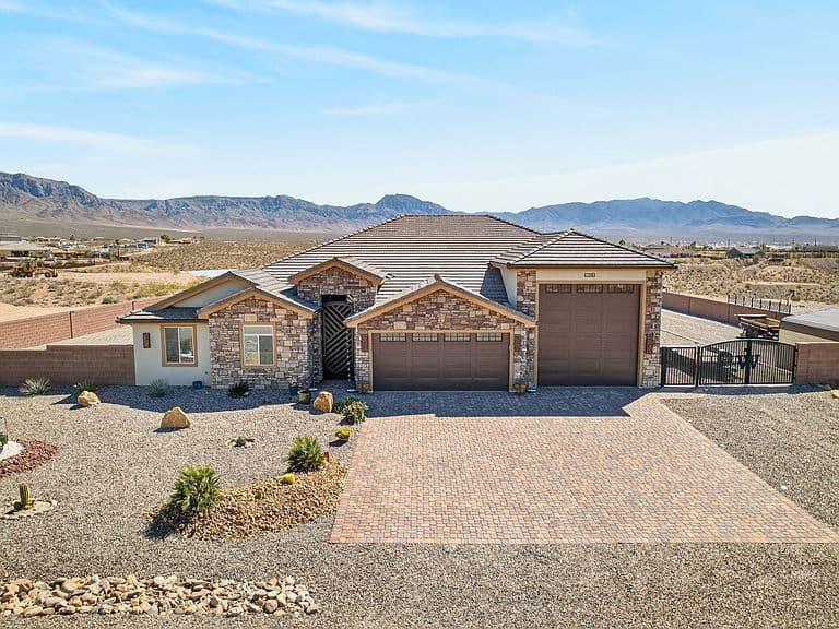 1738 E Blake Dr photo 4