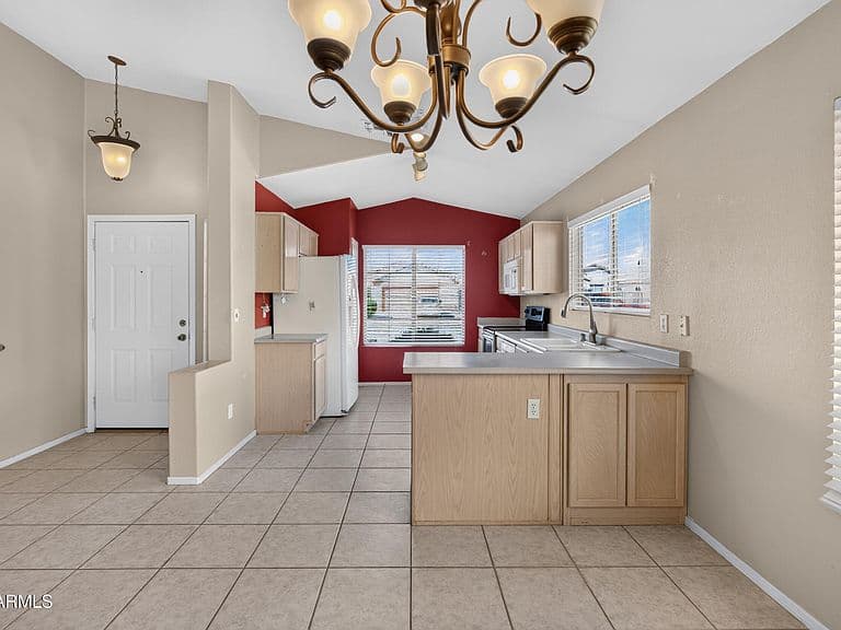 1839 E OAKLAND Street photo 3