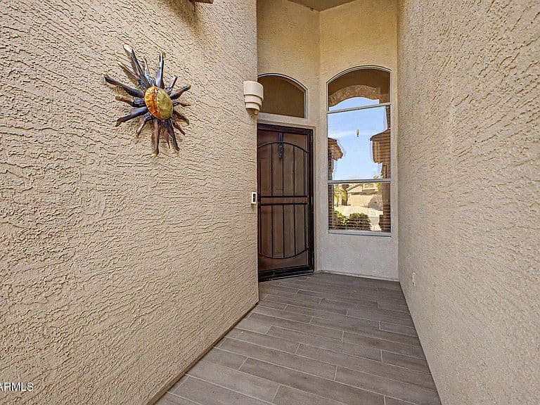 10233 W DALEY Lane photo 2