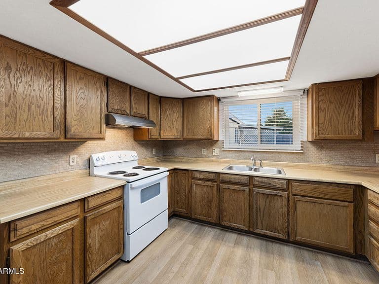 573 E LINDA Avenue photo 4
