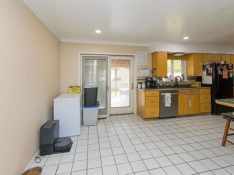 241 Bramwell St photo 4