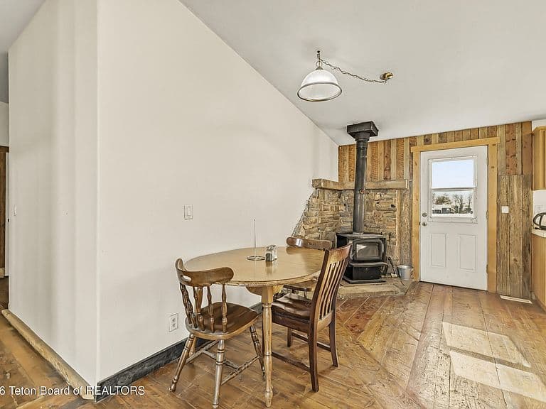 340 E Garnett Ave photo 5