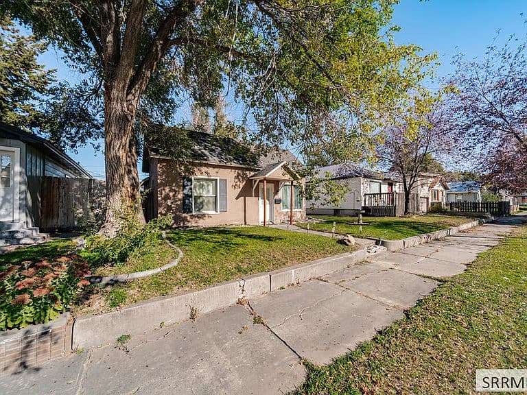 217 2nd St photo 2