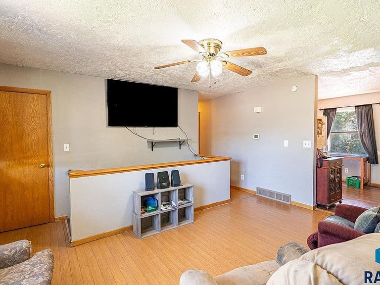 513 Superior Ave photo 5