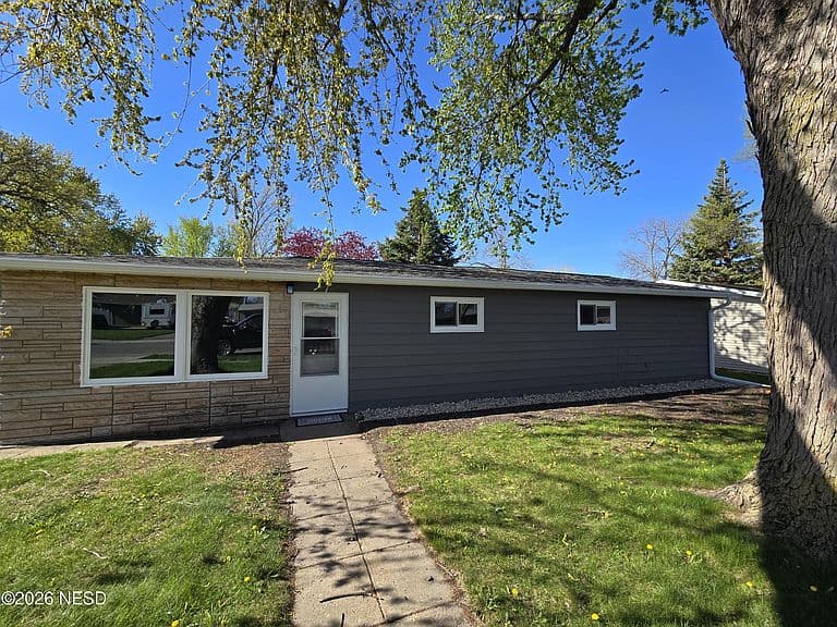704 7th Ave NE photo 1