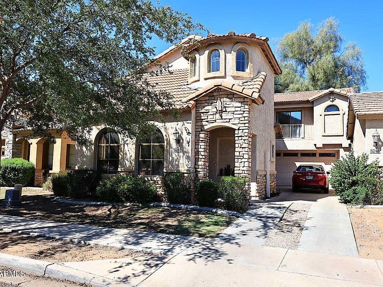 5242 E HILTON Avenue photo 1