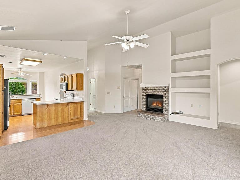 1119 S Mountain View Dr photo 3