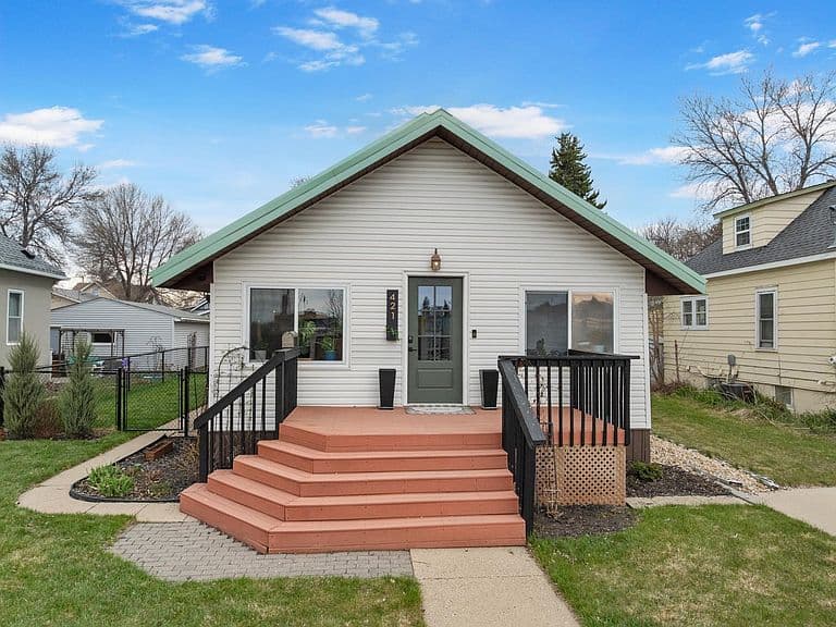 421 2nd St NE photo 1