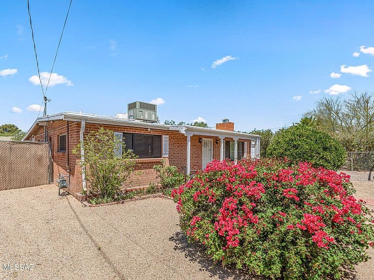 2861 N Swan Rd photo 1
