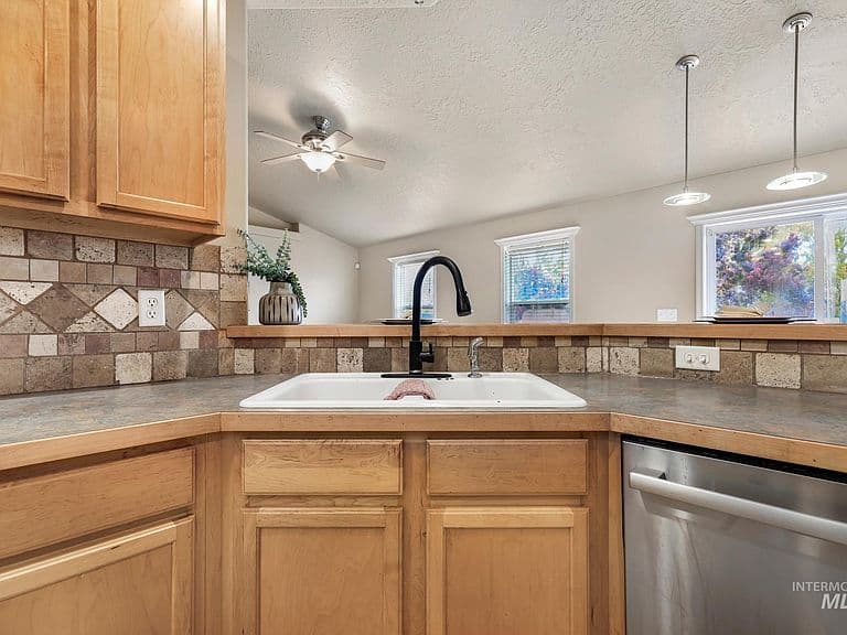 427 Clover Ave photo 2