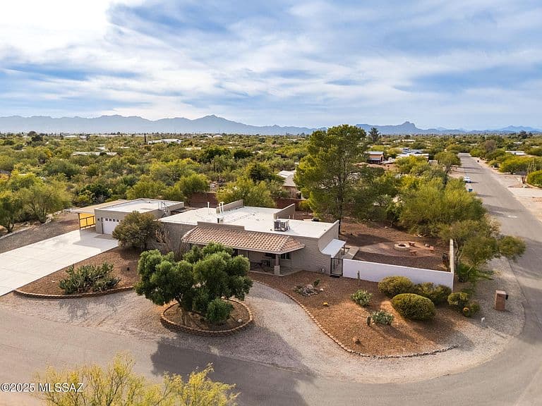 835 W Calle Dadivoso photo 1