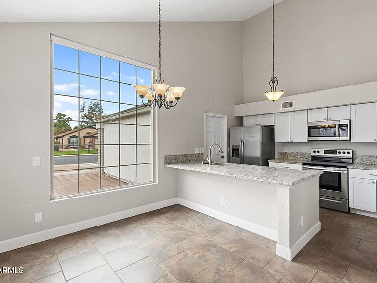 854 E MANOR Drive photo 2