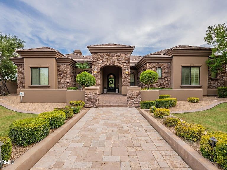 1131 E DESERT Court photo 3