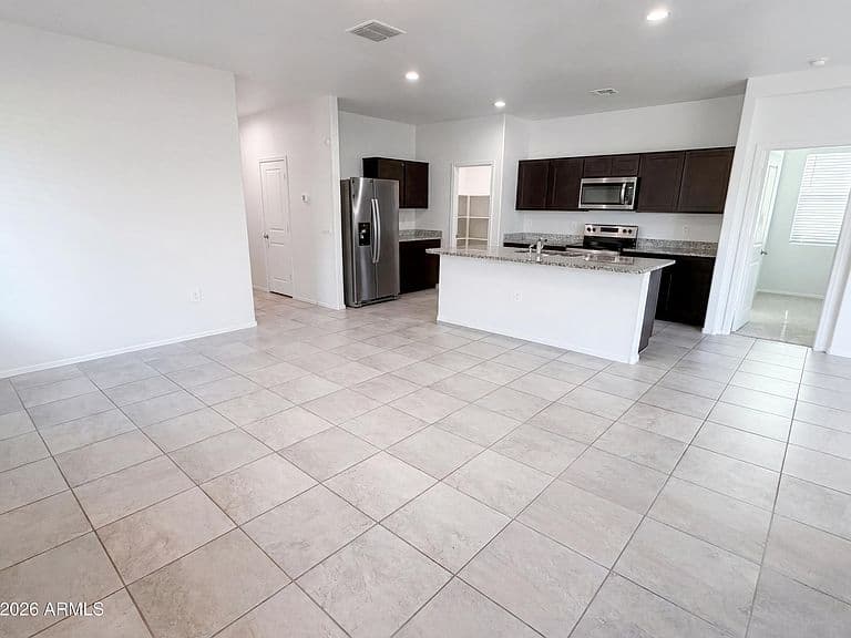 18616 W DESERT HOLLOW Drive photo 3