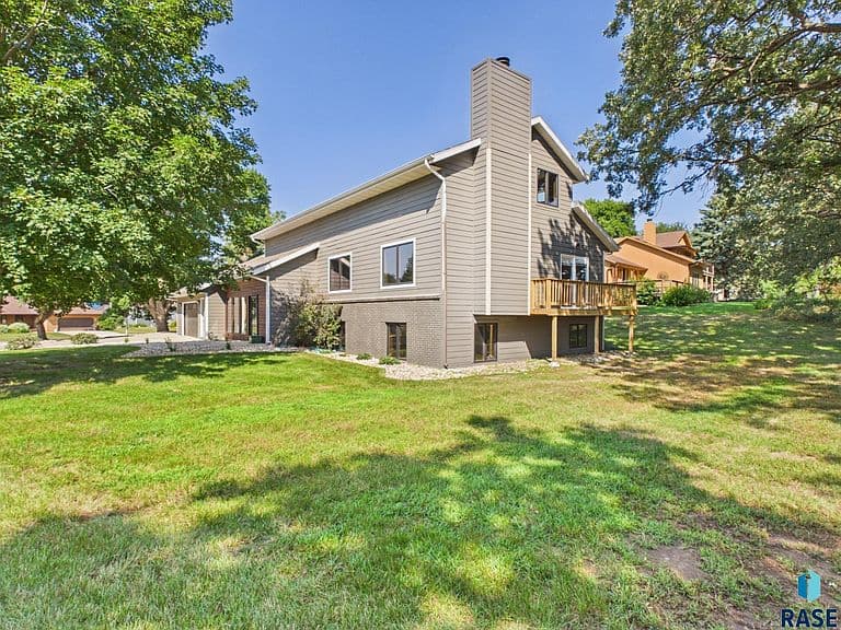 1608 E Rushmore Dr photo 5