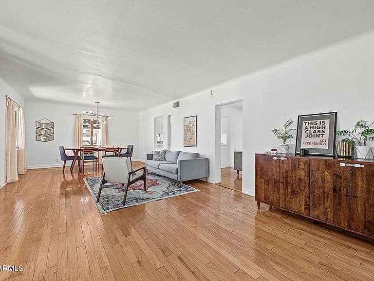 2221 N LAUREL Avenue photo 3