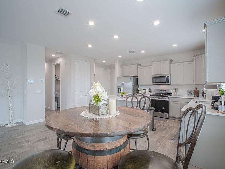 37803 W SANTA MONICA Avenue photo 3