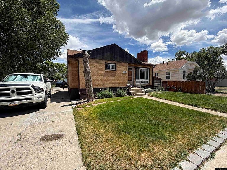 915 8th St photo 5