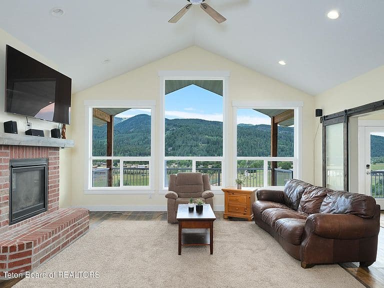 251 Palisades Park Rd photo 3