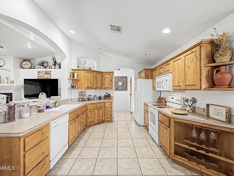 560 TOPEKA Drive photo 4