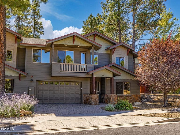 425 E Woodland Dr photo 1