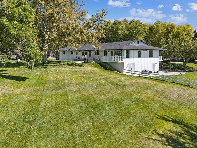 1381 W Meander Dr photo 4