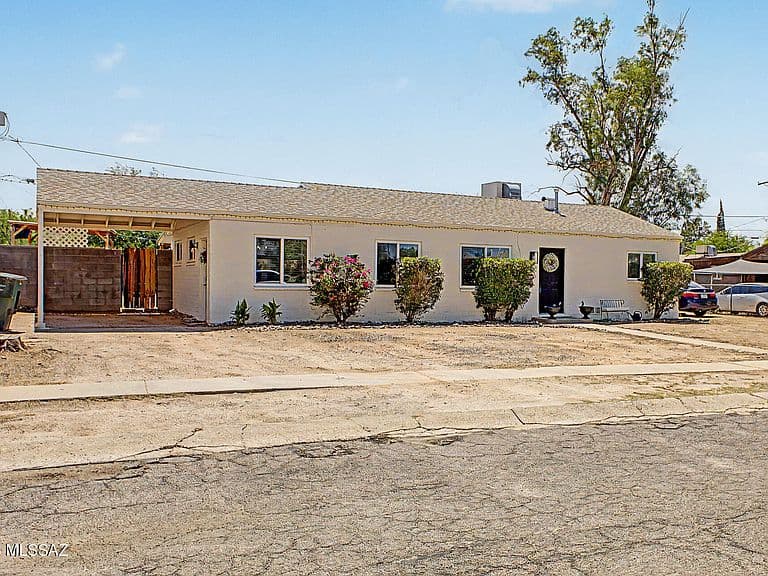 4550 E Cooper St photo 1