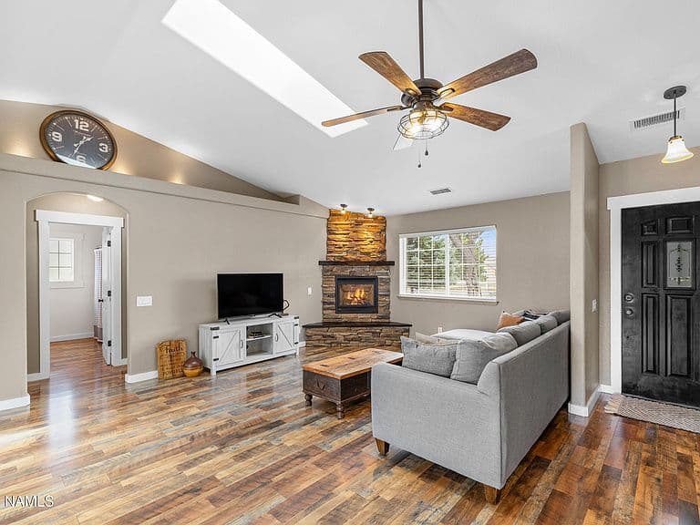 5775 Lee Dr photo 4