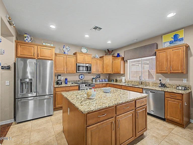 2631 N PRESIDENTIAL Drive photo 2