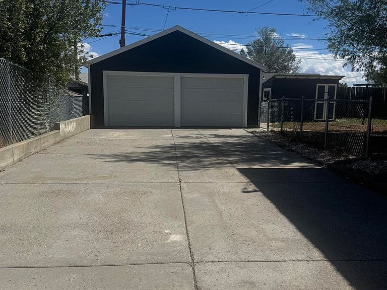 251 Logan St photo 2