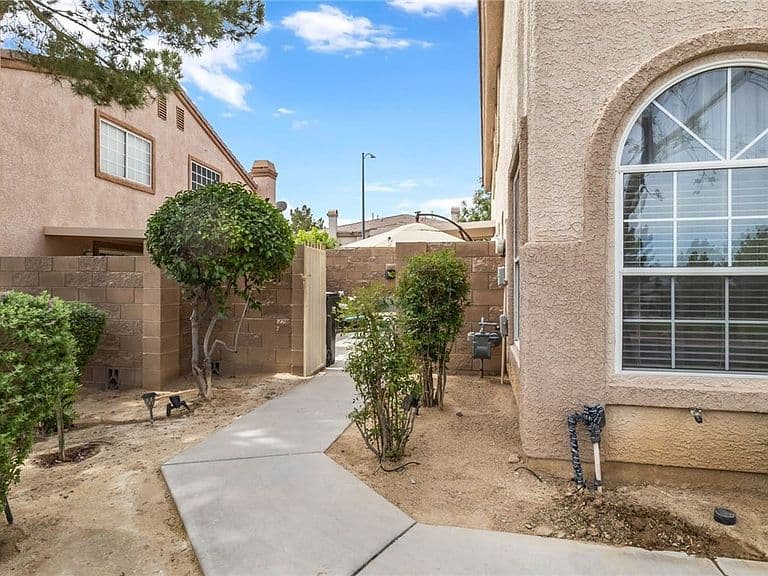 1609 Cave Spring Dr photo 2