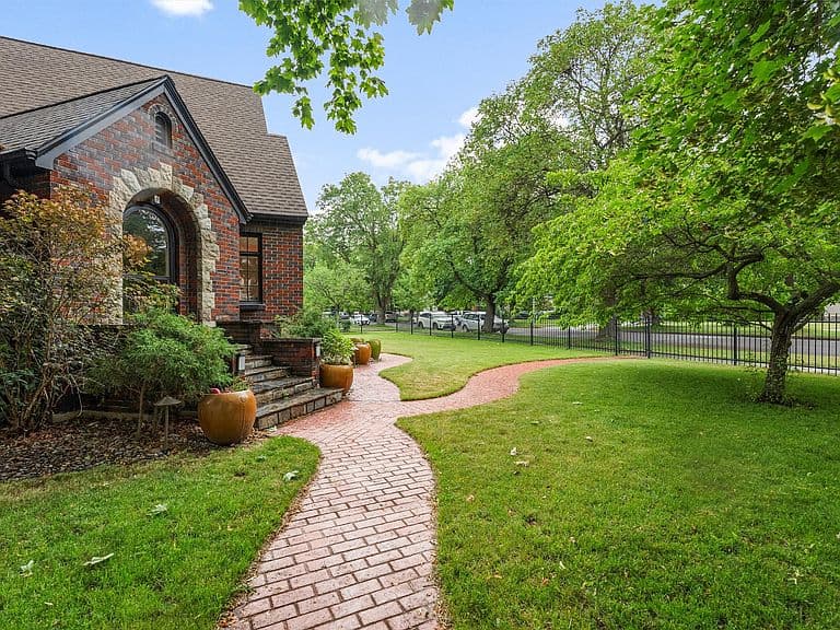 300 Connell Ave photo 4