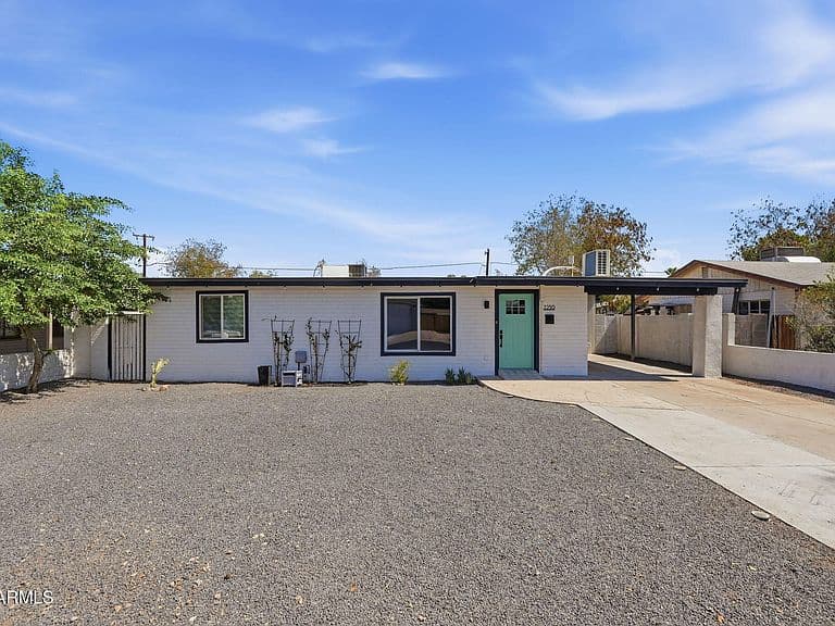 2230 W CAMBRIDGE Avenue photo 1
