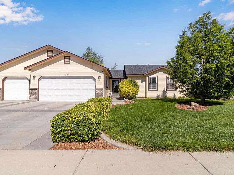 1316 Willow Creek Dr photo 2