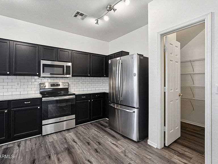 440 E SADDLE Way photo 4