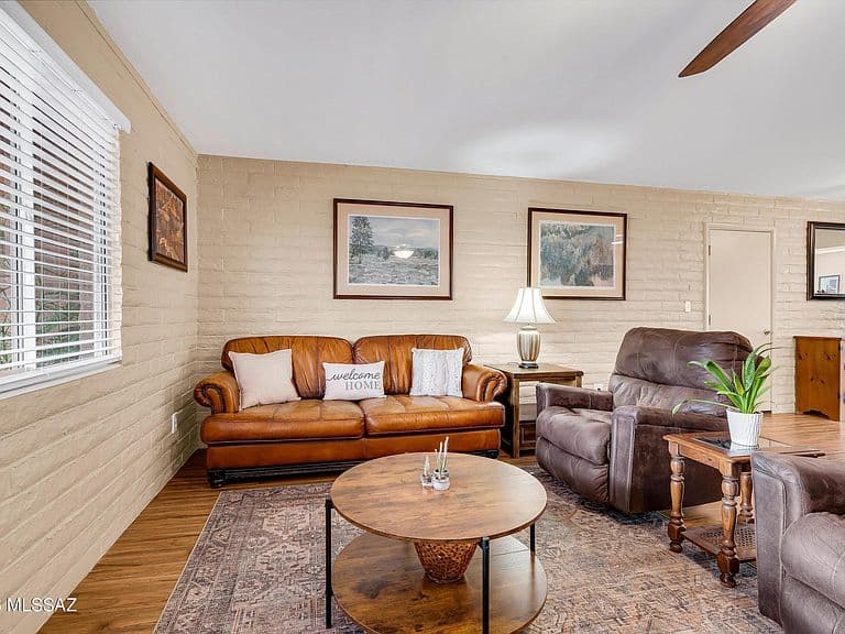 241 E La Espina photo 4