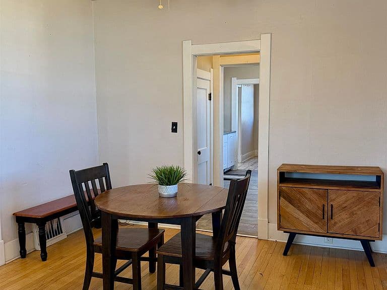 264 E F St photo 4