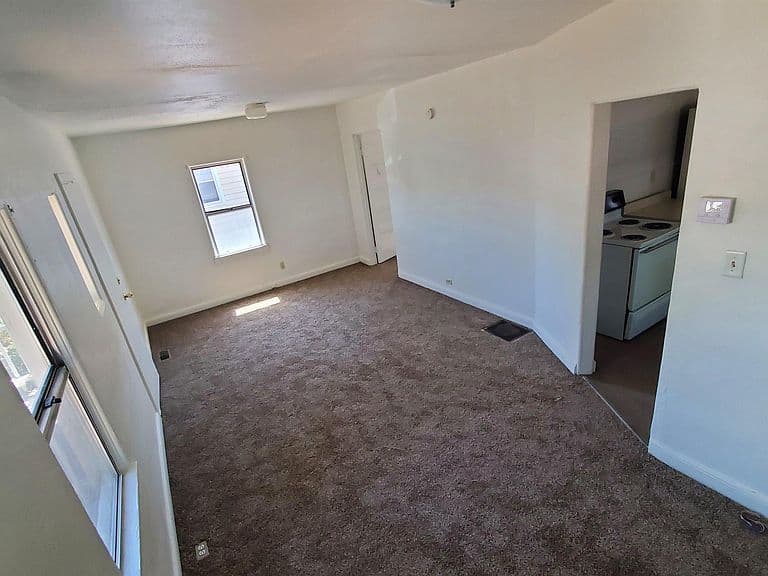 319 Jackson St photo 4