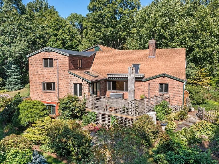 106 Ledge Road photo 2