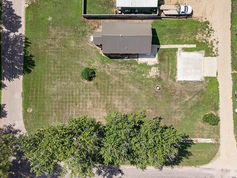 240 Elm St E photo 2