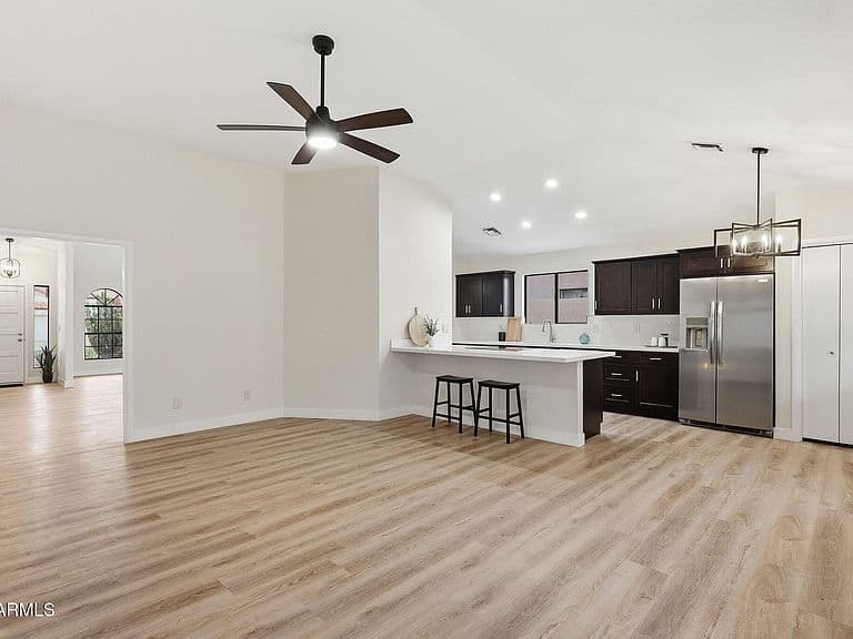 7113 W JULIE Drive photo 4