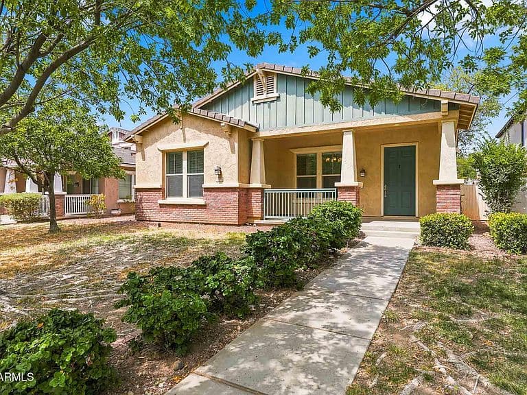 2789 N HERITAGE Street photo 2