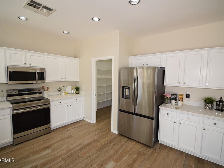 1079 E COUNTRY CROSSING Way photo 2