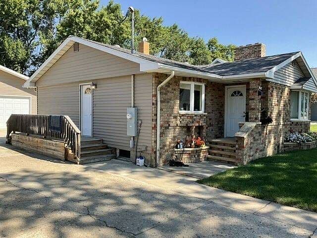 609 3rd St SE photo 2
