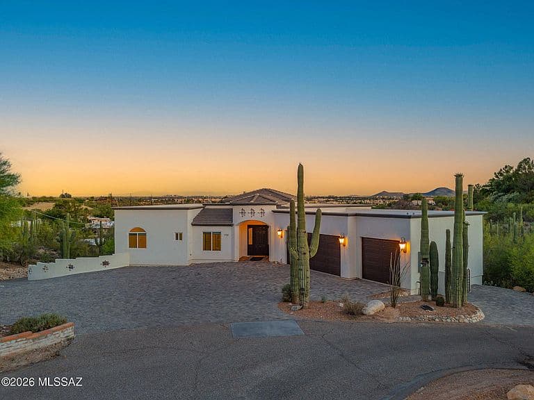 702 W Cresta Loma Dr photo 2