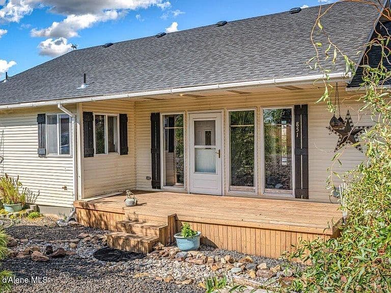 851 A St photo 4